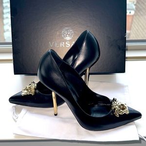 EUC VERSACE MEDUSA DECULLETE BLACK/GOLD PUMPS